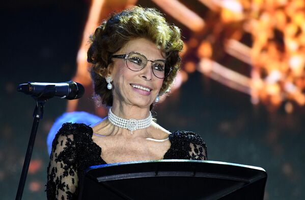 Sophia Loren: Uno de los iconos del cine europeo del siglo XXI se casó con el amor de toda su vida, Carlo Ponti, en México. Tiene 87 años. - Sputnik Mundo