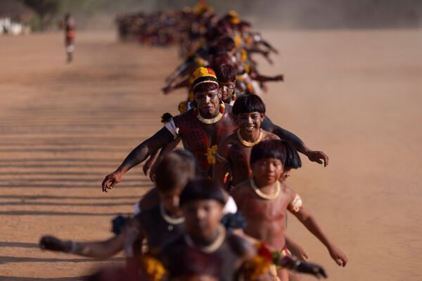 Los miembros de las tribus yawalapiti, yalapalo y mehinako celebran el kuarup para rendir homenaje a los muertos.En la foto: los yawalapiti realizan una danza tradicional durante el ritual. - Sputnik Mundo