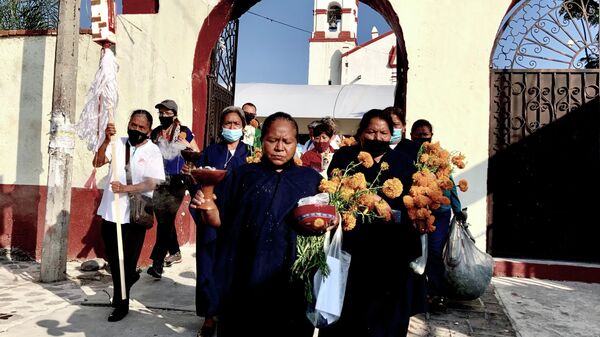 Procesión hacia el panteón de Tetelcingo partiendo de la parroquia San Nicolás de Bari, Morelos, México - Sputnik Mundo
