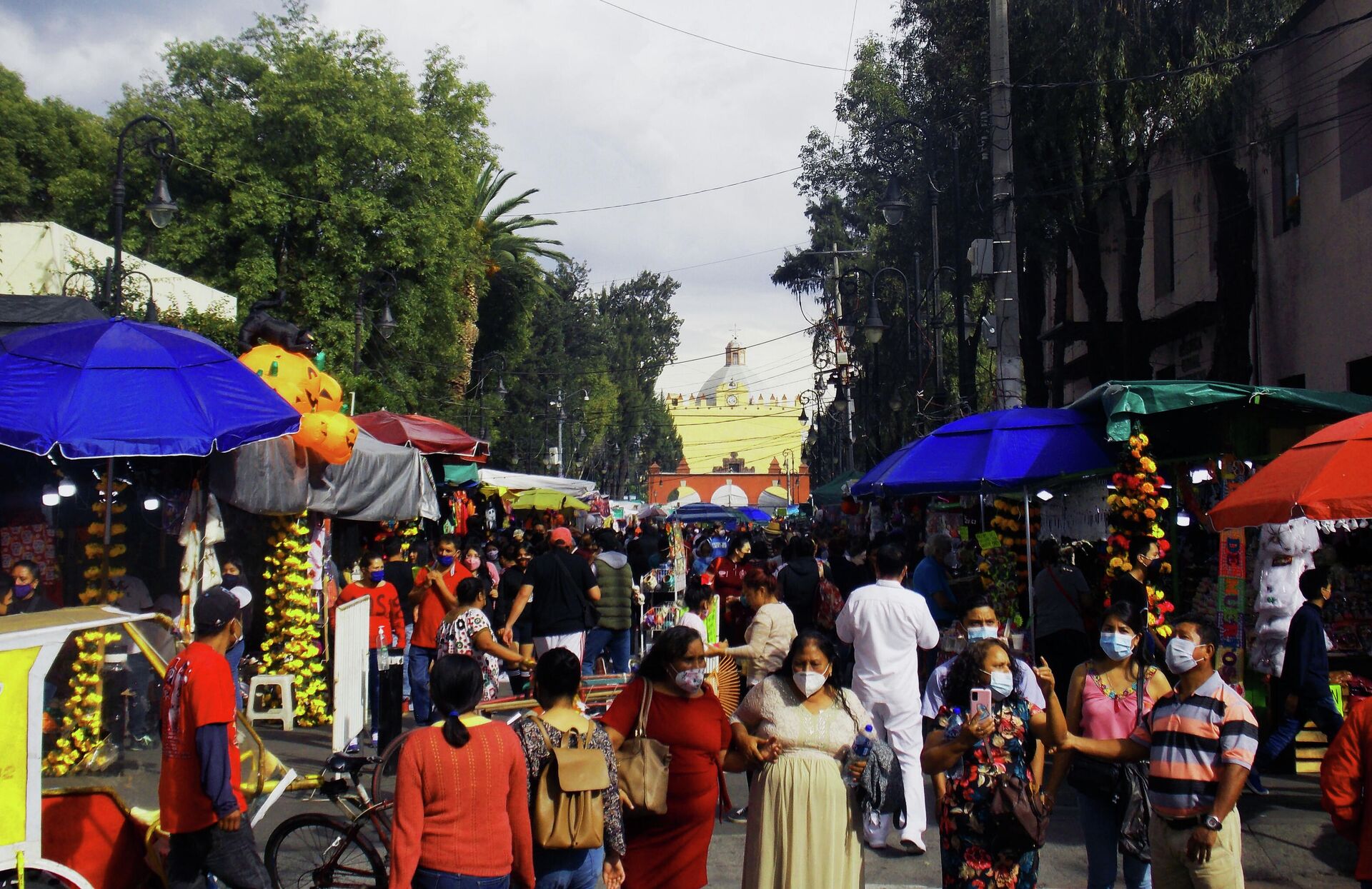 Festejo del Día de Muertos en Xochimilco, en la Ciudad de México - Sputnik Mundo, 1920, 26.10.2021