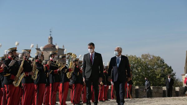 El presidente del Gobierno, Pedro Sánchez (i) y el primer ministro de Portugal, Antonio Costa (d), a su llegada a la XXXII Cumbre Hispano-Portuguesa - Sputnik Mundo