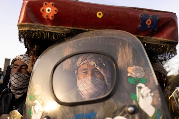 Un hombre conduce un rickshaw en Kabul, Afganistán. - Sputnik Mundo
