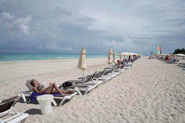 Una turista toma el sol en una playa de Varadero, en Cuba. - Sputnik Mundo