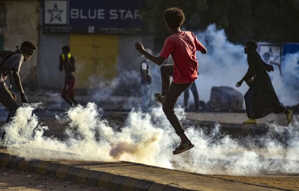 Protestas en Sudán en contra del golpe de Estado y el arresto de dos líderes civiles. - Sputnik Mundo