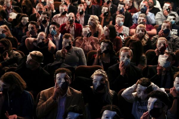 Espectadores de El fantasma de la ópera, vestidos con máscaras temáticas para celebrar el tan esperado regreso del musical a los escenarios de Broadway. - Sputnik Mundo