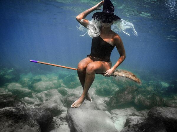Una mujer disfrazada de bruja nadando en la costa de Batrun, en el Líbano. - Sputnik Mundo