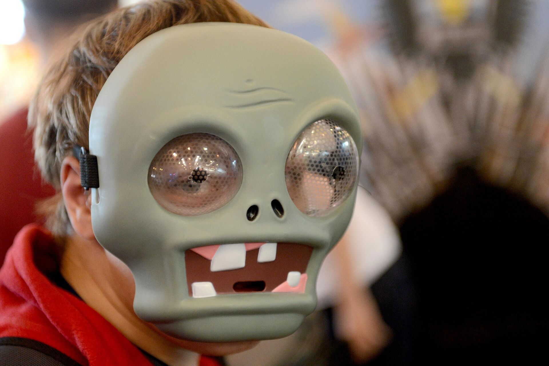 Un joven con máscara de zombi - Sputnik Mundo, 1920, 31.10.2021