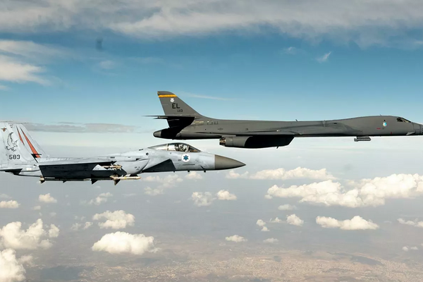 Un caza F-15 de Israel escoltan un bombardero B-1B de EEUU, el 30 de octubre del 2021. - Sputnik Mundo