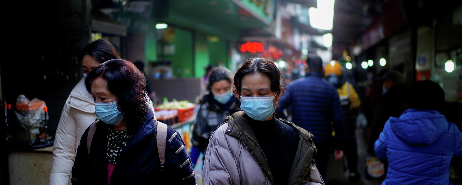 Personas con mascarillas en un mercado callejero en los primeros meses del brote del coronavirus en Wuhan, provincia de Hubei, China, el 8 de febrero de 2021 - Sputnik Mundo, 1920, 31.10.2021