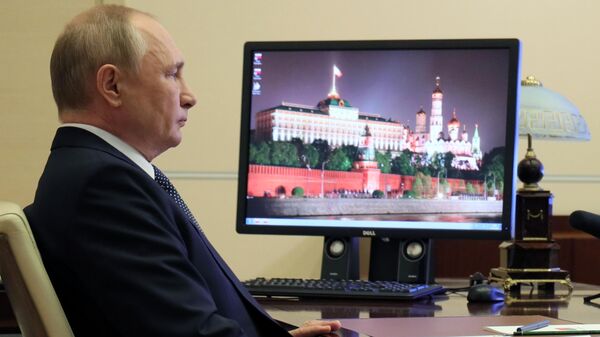 El presidente de Rusia, Vladímir Putin, participa en la cumbre del G20 por videoconferencia - Sputnik Mundo