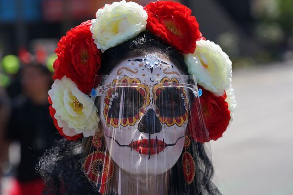 El símbolo principal del Día de los Muertos es La Catrina, un prototipo de la diosa azteca de la muerte, Mictecacíhuatl. - Sputnik Mundo