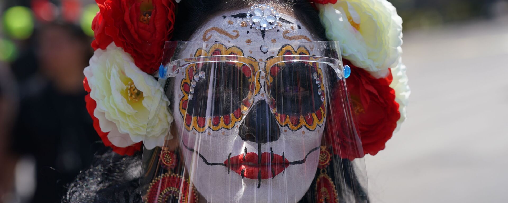 Девушка в гриме Катрины и в маске на праздновании Дня мертвых в Мексике  - Sputnik Mundo, 1920, 01.11.2021
