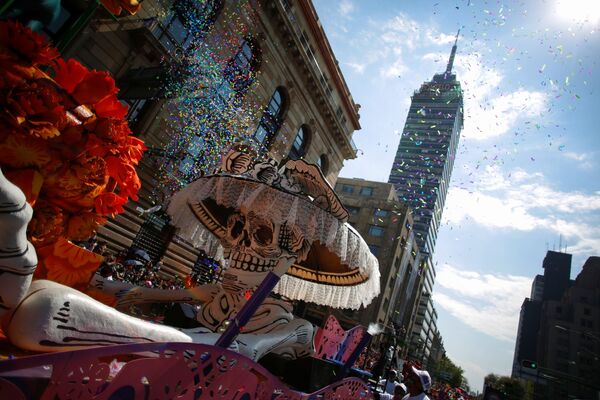 La celebración del desfile por el Día de Muertos en la Ciudad de México. - Sputnik Mundo