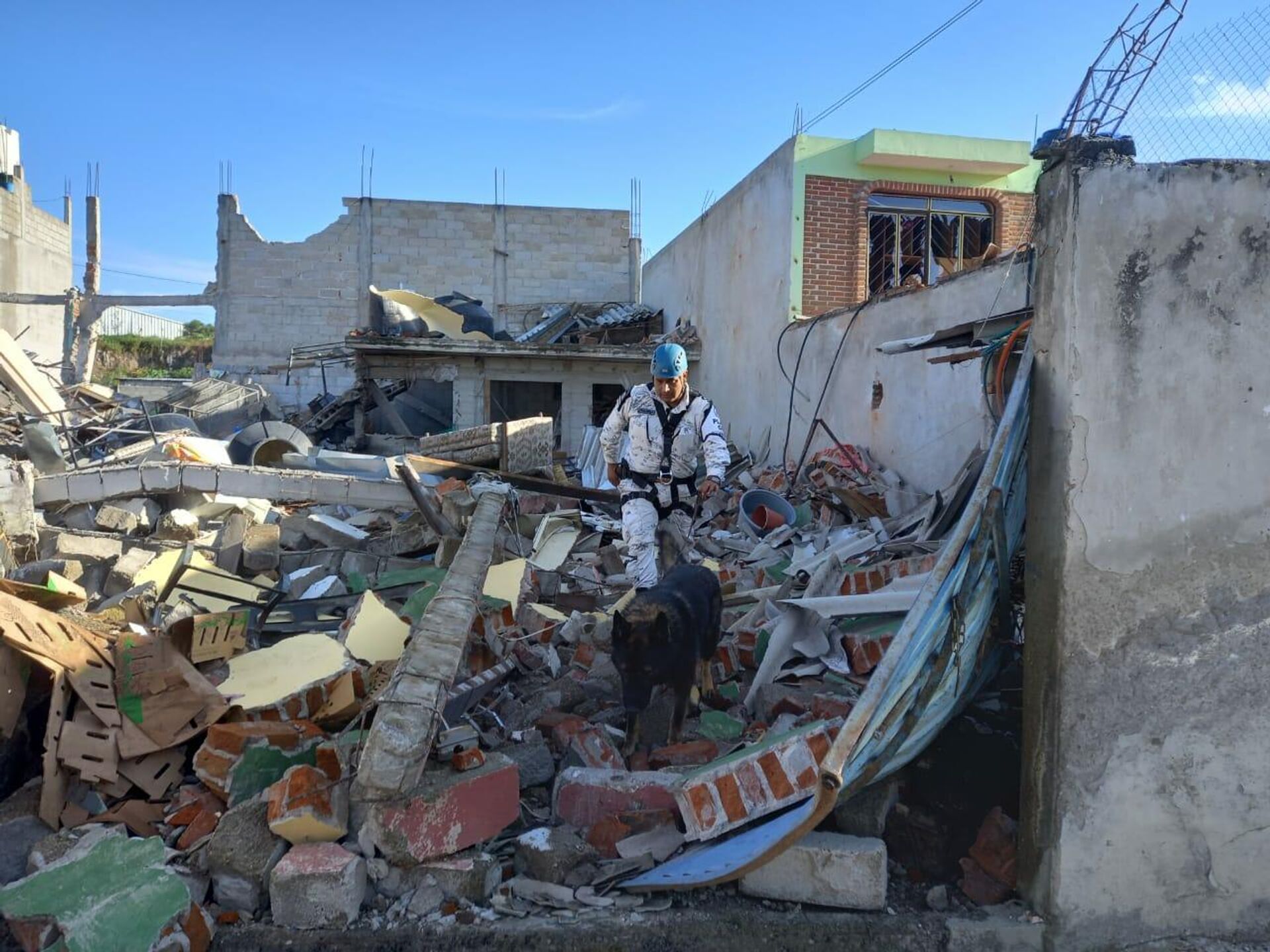 Elementos de la Guardia Nacional buscan a posibles víctimas entre escombro tras explosión de ducto en Puebla. - Sputnik Mundo, 1920, 01.11.2021