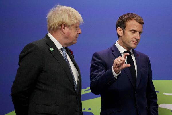La 26ª Conferencia de la ONU sobre Cambio Climático se inauguró en Glasgow con un año de retraso tras su aplazamiento por la pandemia del coronavirus. Los días 1 y 2 de noviembre, la conferencia acogió una cumbre en la que unos 120 jefes de Estado y de gobierno hablaron sobre las medidas que se están tomando en sus países y a nivel internacional para combatir el cambio climático. En la foto: el primer ministro británico, Boris Johnson, y el presidente francés, Emmanuel Macron, durante el desarrollo de la COP26. - Sputnik Mundo