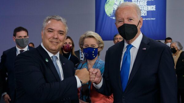El presidente de Colombia, Iván Duque, y el presidente de EEUU, Joe Biden, en la 26 Conferencia de las Partes (COP26) de la Convención Marco de las Naciones Unidas sobre el Cambio Climático en Glasgow. - Sputnik Mundo