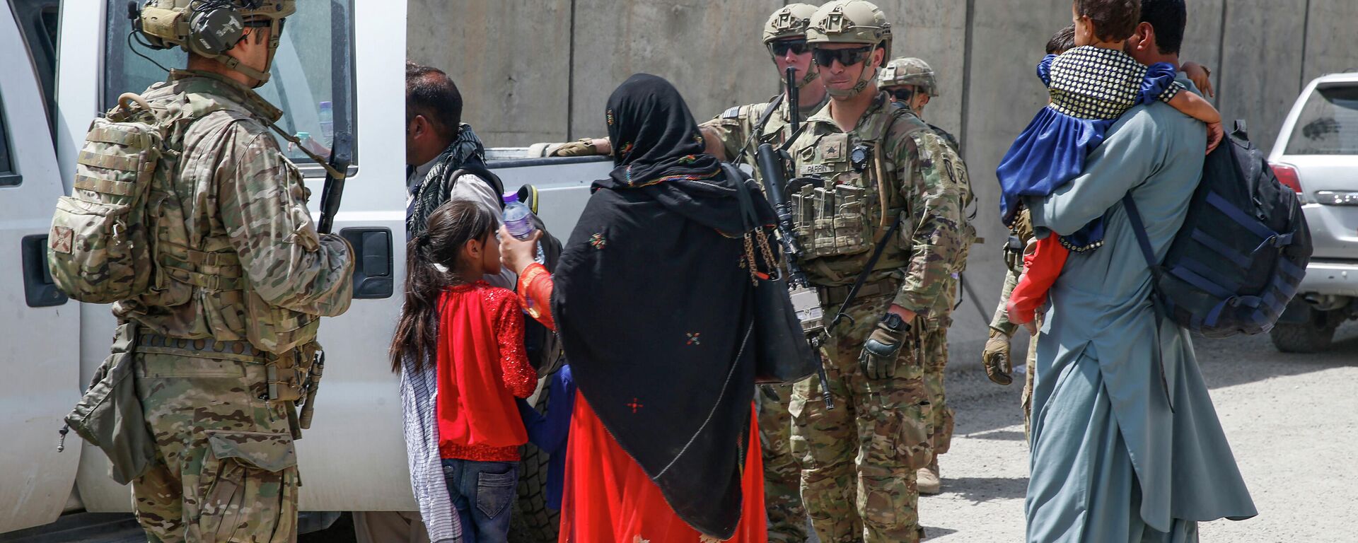 Unos soldados estadounidenses interactúan con ciudadanos afganos en Kabul el 20 de agosto de 2021 - Sputnik Mundo, 1920, 02.11.2021
