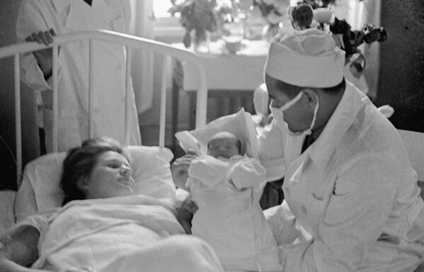 El 8 de junio de 1964, Tereshkova y Nikolaev dieron las bienvenidas a su hija, Elena, quien nació completamente saludable. - Sputnik Mundo