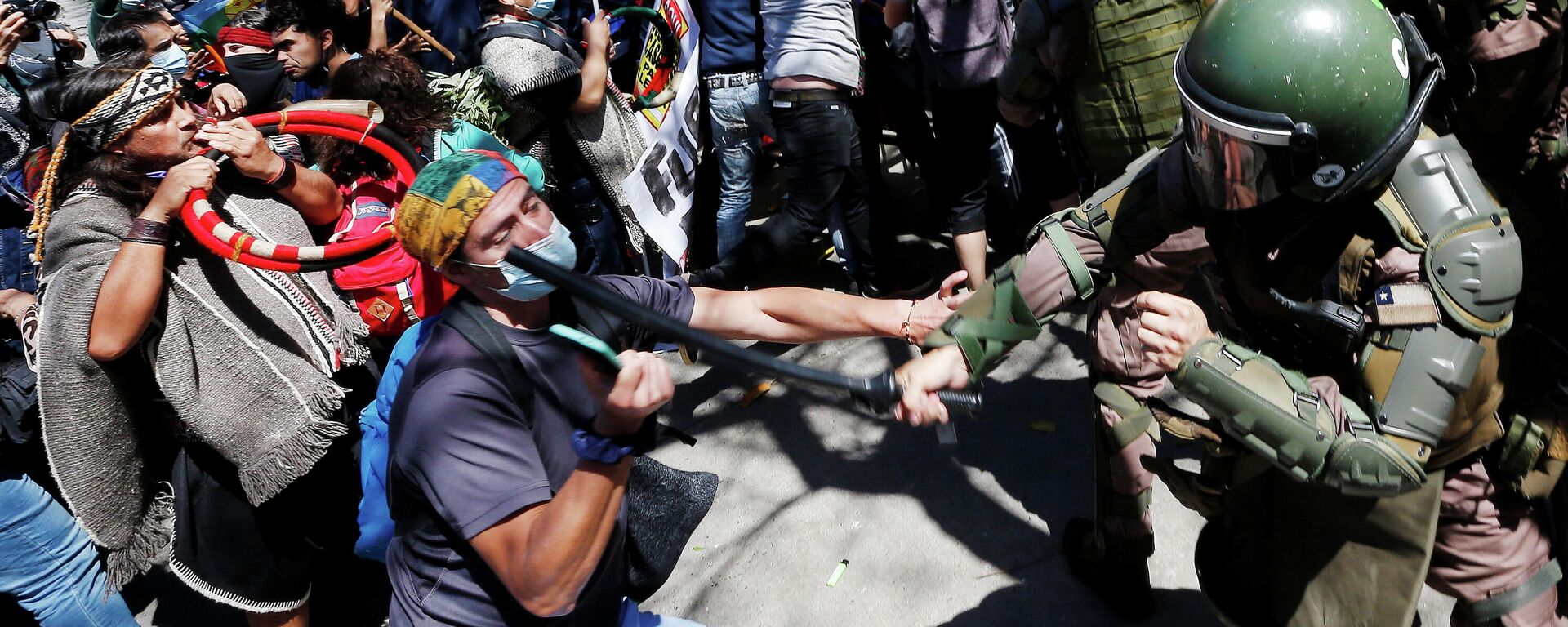 Carabineros de Chile golpean a manifestantes que protestan por la muerte de un comunero mapuche en el sur del país - Sputnik Mundo, 1920, 05.11.2021