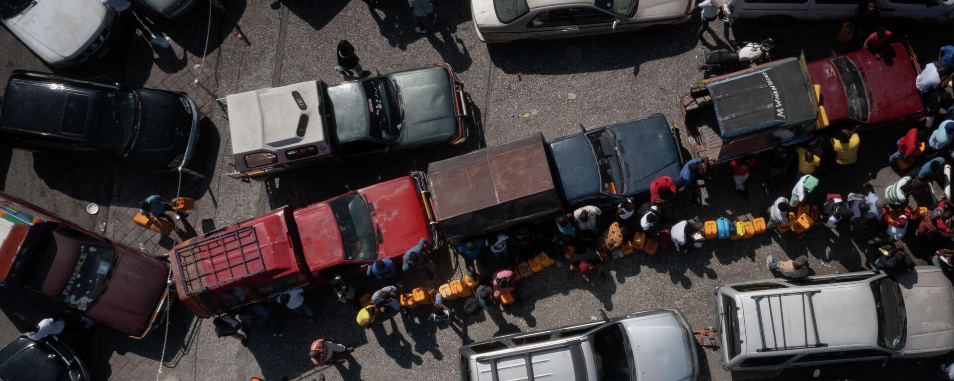 Conductores hacen fila para obtener gasolina en una estación de servicio en medio de una escasez de combustible en todo el país en Puerto Príncipe, Haití, el 1 de noviembre de 2021 - Sputnik Mundo, 1920, 05.11.2021