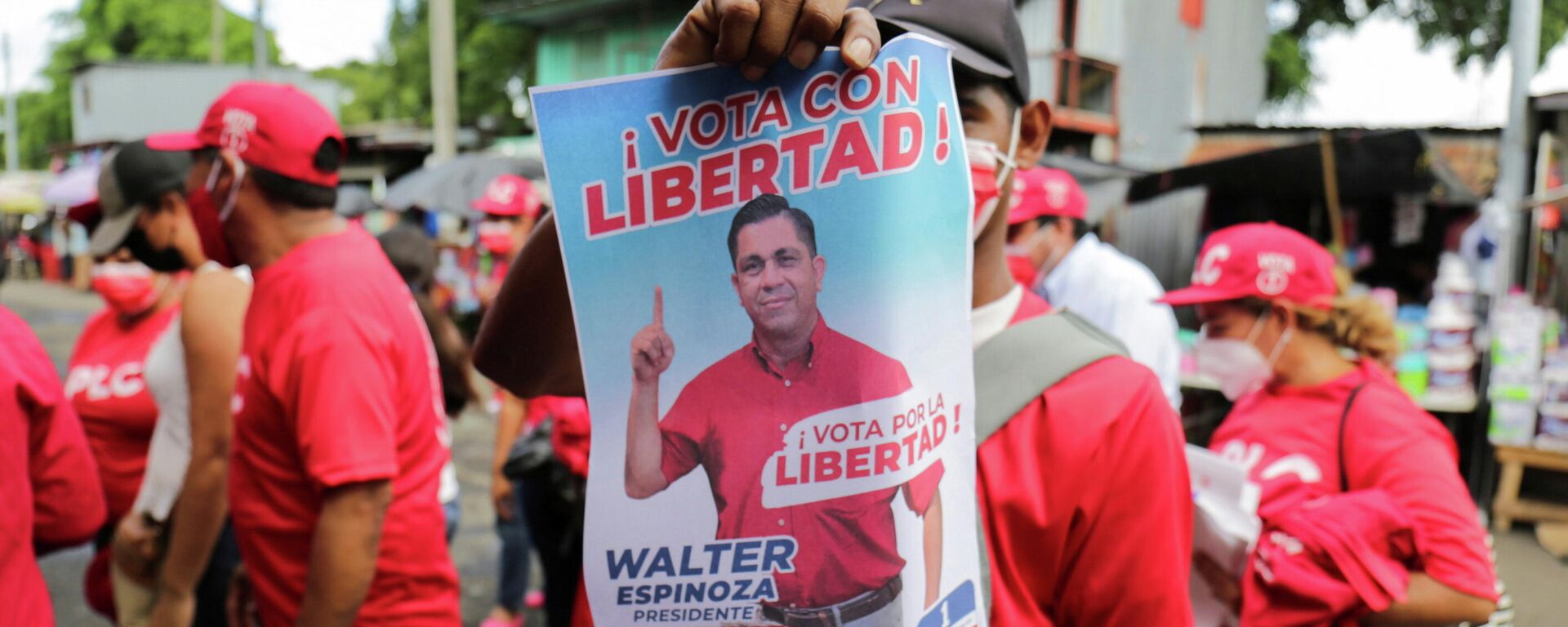 Un chico con la imagen de Walter Espinoza, candidato del Partido Liberal Constitucionalista (PLC) en las Elecciones generales de Nicaragua - Sputnik Mundo, 1920, 05.11.2021