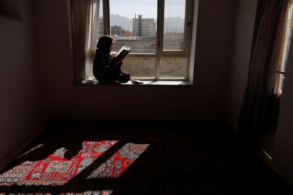 Hawa, de 20 años, estudiaba en la Universidad Pedagógica de Kabul pero desde que los talibanes llegaron al poder no puede acceder a las clases. - Sputnik Mundo