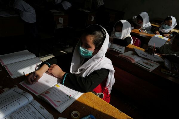 Hadia, de 10 años, estudia en Kabul en el cuarto curso de primaria. Su sueño es ser doctora pero puede que no logre cumplirlo. - Sputnik Mundo