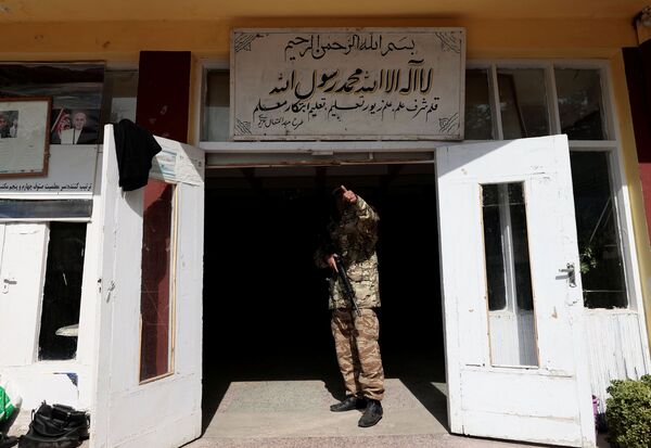 Un talibán custodia una escuela en Kabul. - Sputnik Mundo