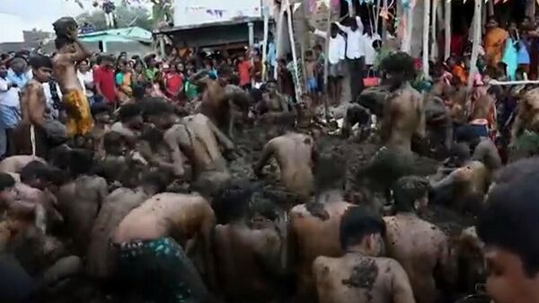 Miles de personas se bañan en estiércol en una festividad hindú - Sputnik Mundo