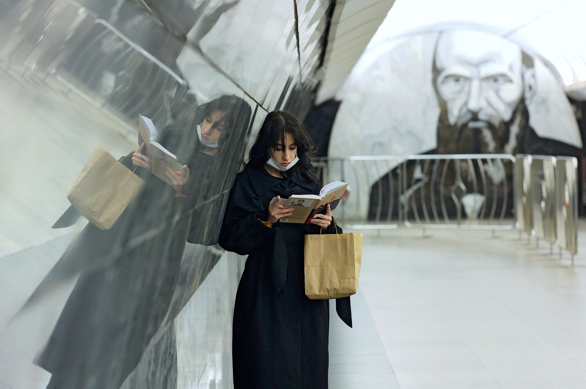 Una chica lee un libro en la estación de metro Dostoievskaya de Moscú, abierta en 2010 - Sputnik Mundo, 1920, 10.11.2021