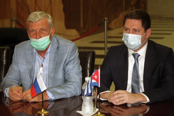 A la izquierda, el representante comercial de Rusia en Cuba, Alexandr Bogatyr, junto a Andrey Novitsky, director de ventas de la fábrica Óptico-Mecánica de los Urales - Sputnik Mundo