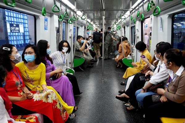 Pasajeros en el primer tren de metro puesto en marcha en Hanói. - Sputnik Mundo