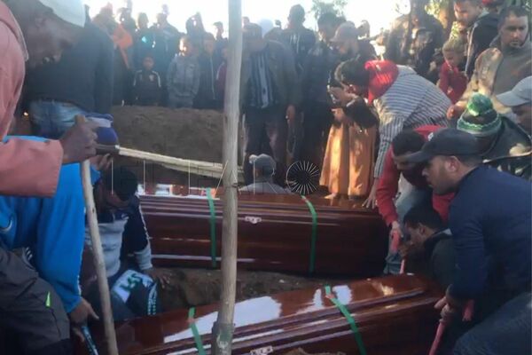 Entierro en Marruecos de los cuerpos repatriados por Martín Zamora del naugfragio en barbate de una patera en octubre de 2018 - Sputnik Mundo