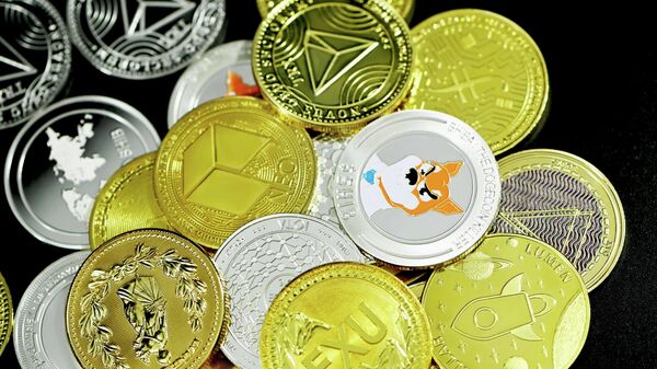 Monedas que representan diferentes tipos de criptomonedas - Sputnik Mundo