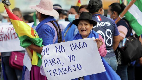 Una partidaria del presidente boliviano Luis Arce sostiene un cartel que dice No paro, trabajo, mientras aumentan las tensiones políticas en el país debido al paro indefinido convocado por la oposición - Sputnik Mundo
