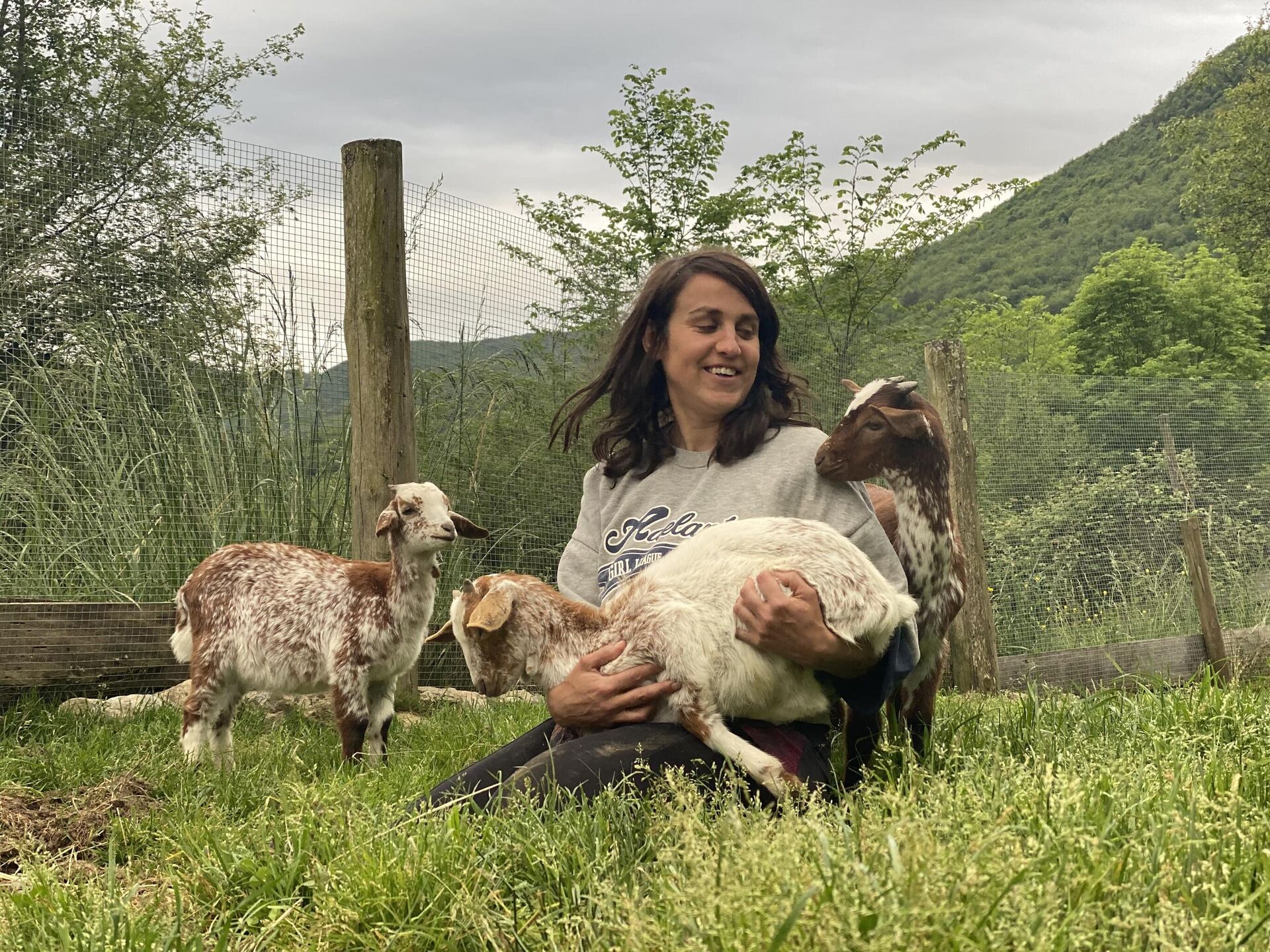 Trabajadora de la Fundación Santuario Gaia junto a unas cabras (Camprodón, Girona) - Sputnik Mundo, 1920, 12.11.2021