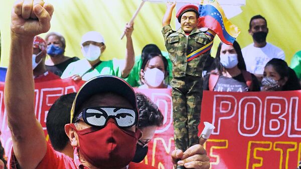 Militante chavista participa de una asamblea durante la campaña electoral de Venezuela - Sputnik Mundo