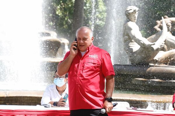 Diosdado Cabello, número dos del chavismo, habla por teléfono con una persona que aparece registrada en el 1 x 10  - Sputnik Mundo
