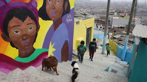 Дети играют у граффити в районе  San Cristobal в Лиме  - Sputnik Mundo