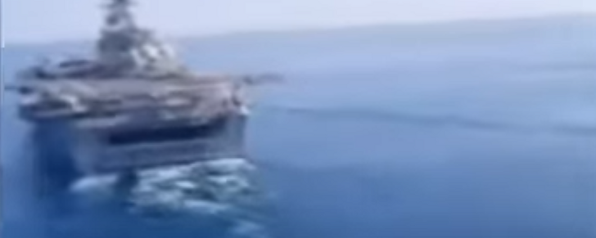 Video: un helicóptero iraní sobrevuela un portaviones estadounidense en las aguas del golfo Pérsico - Sputnik Mundo, 1920, 14.11.2021
