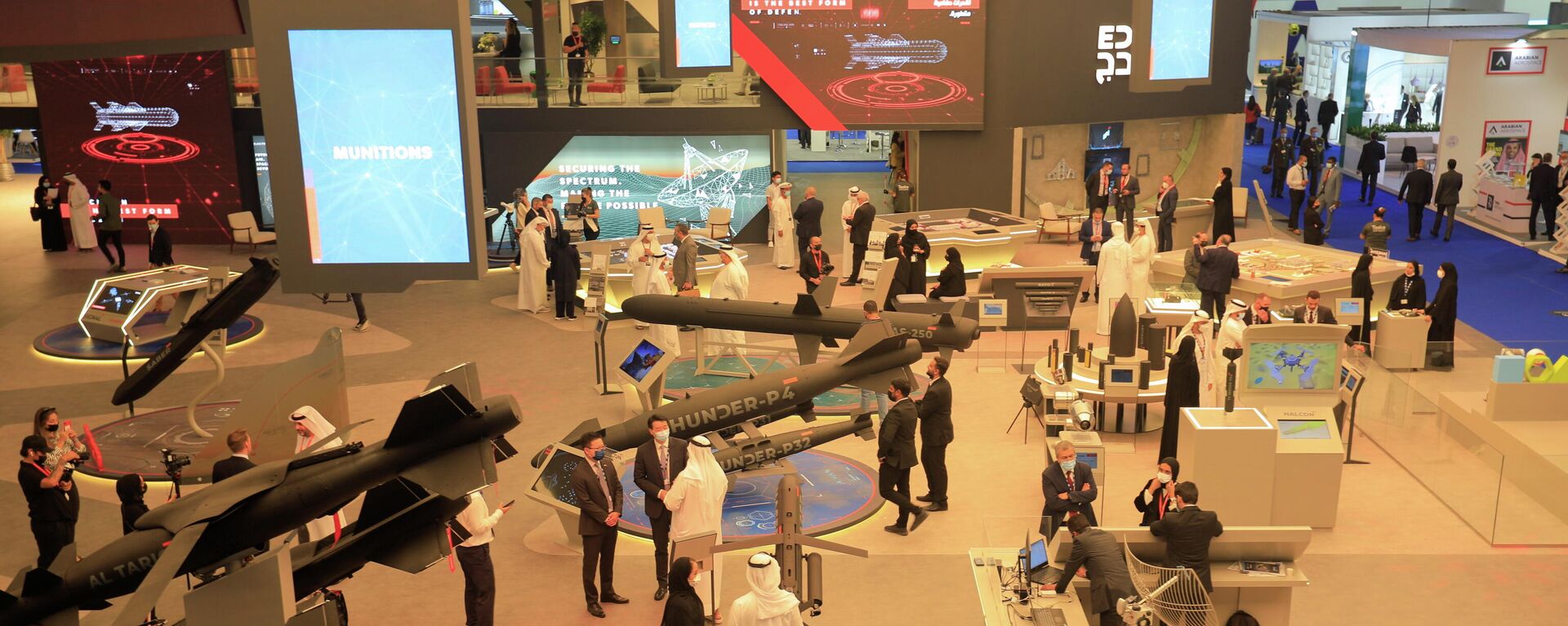 Los visitantes asisten a la exhibición Edge durante la feria Dubai Airshow, Emiratos Árabes Unidos, el 14 de noviembre de 2021 - Sputnik Mundo, 1920, 14.11.2021