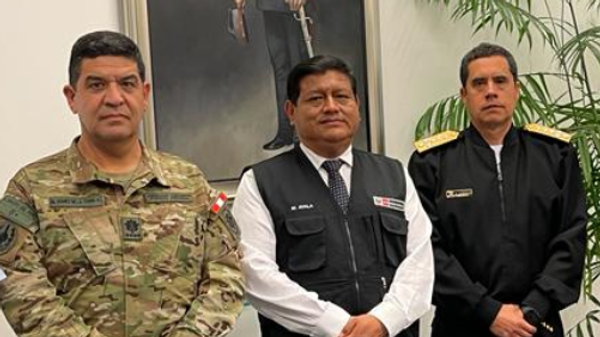 Walter Ayala Gonzales (centro), exministro de Defensa de Perú - Sputnik Mundo
