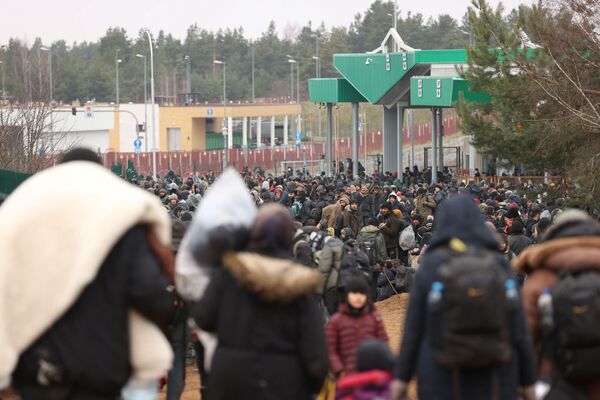 Según Bielorrusia, el 15 de noviembre por la mañana había unos 2.100 extranjeros en el campamento de la frontera con Polonia. En este momento el campamento espontáneo está vacío, todos los refugiados se han ido. - Sputnik Mundo