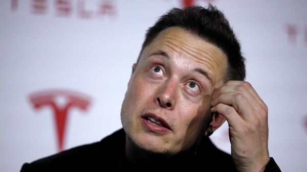 Elon Musk, empresario estadounidense, con el logo de Tesla Motors de fondo (archivo) - Sputnik Mundo