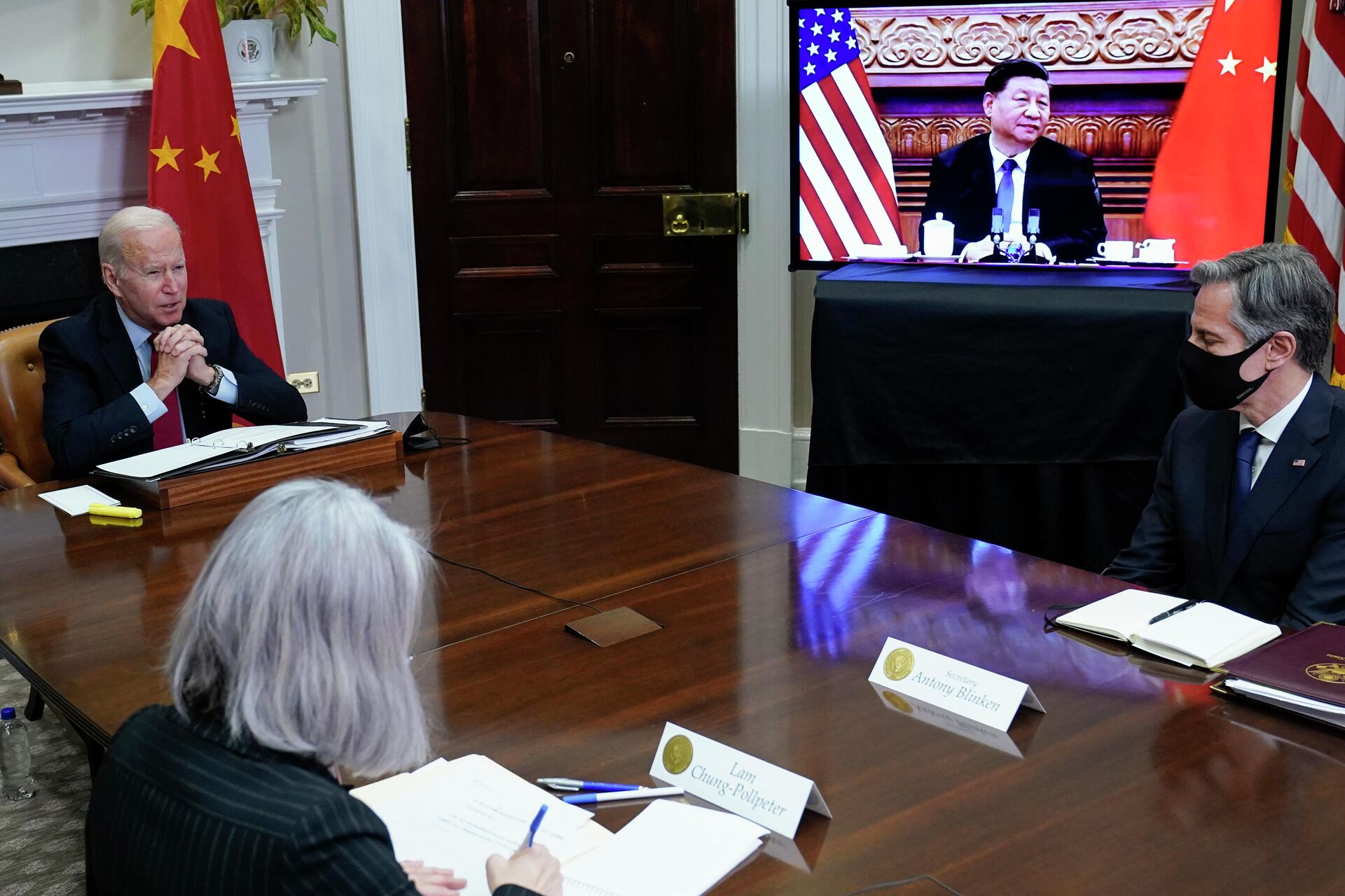 El presidente de EEUU, Joe Biden, y el presidente de China, Xi Jinping, en la reunión virtual  - Sputnik Mundo, 1920, 16.11.2021