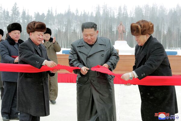 Kim Jong-un visita un proyecto de construcción en Samjiyon, Corea del Norte - Sputnik Mundo