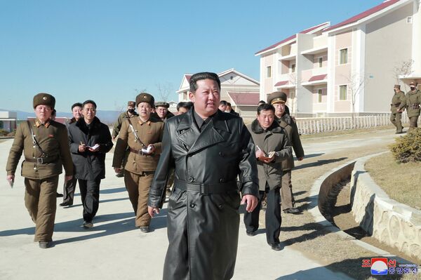 Durante la inspección al proyecto de construcción, el líder norcoreano estaba acompañada por autoridades locales y reporteros de los medios estatales. - Sputnik Mundo