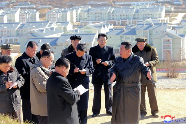 En el lugar, Kim Jong-un explicó las mejoras que quiere realizar en la ciudad de Samjiyon. - Sputnik Mundo