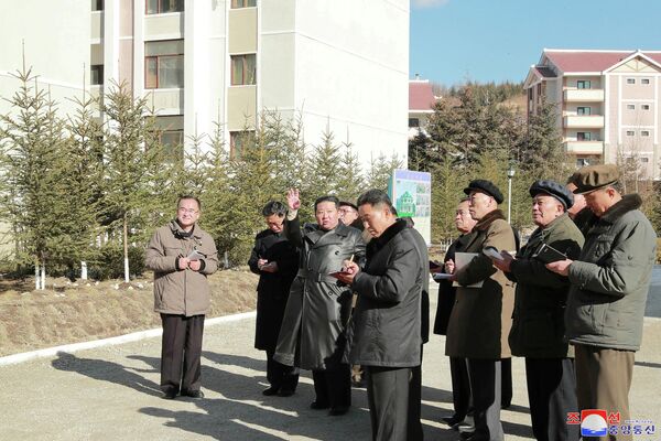Quienes lo acompañaron tomaron nota de las palabras del líder norcoreano para continuar con la tercera fase del proyecto de construcción. - Sputnik Mundo