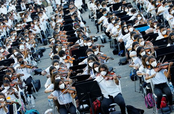 Músicos del Sistema Nacional de Orquestas y Coros Juveniles e Infantiles de Venezuela actúan en un intento de romper el récord mundial de la orquesta más grande del mundo, en Caracas (Venezuela) el 13 de noviembre de 2021. - Sputnik Mundo